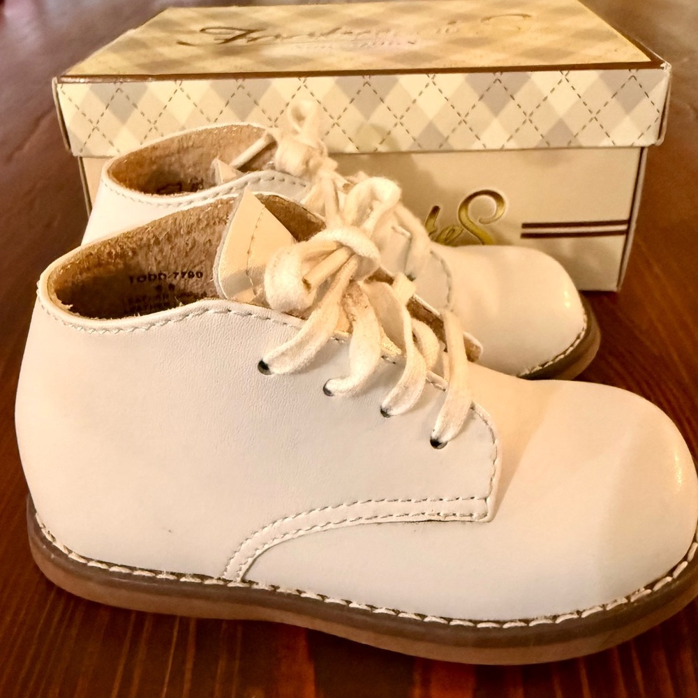 Footmates white baby walking shoe size 5.5 M/W